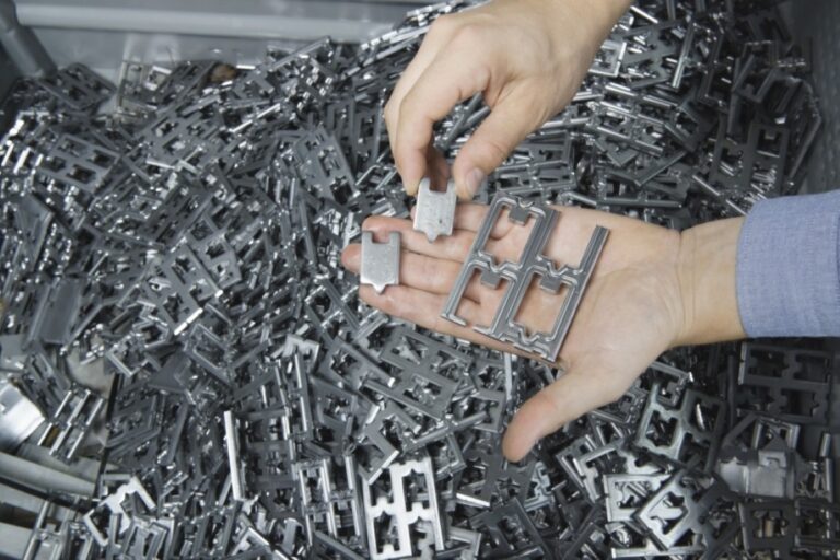 WZL ontwikkelt hardmetalen stempels voor fijnsnijden