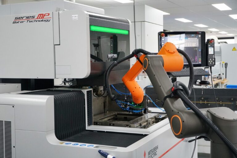 Cobot laadt ’s avonds honderden producten voor onbemand draadvonken