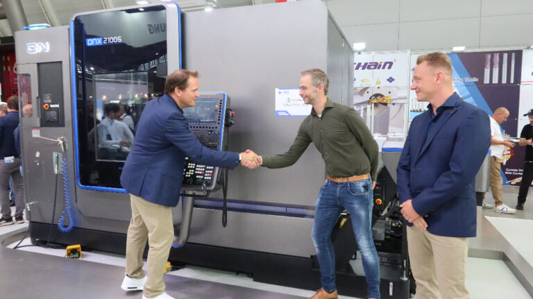 Primeur voor 3D TechDraw en Dormac: eerste nieuwe multitasking DNX 2100S van DN Solutions