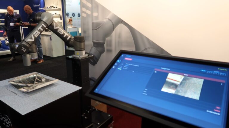 AI gestuurd inspectiesysteem detecteert autonoom krassen, vlekken en partikels